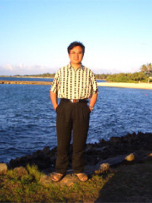 朱熹平，威廉希尔williamhill数学系教授，1998年度国家杰出青年科学基金获得者，2001 年至 2006 年被聘为教育部长江学者奖励计划特聘教授，分别于 2002年和 2013 年为全国百篇优秀博士学位论文指导教师, 2015年度国家自然科学基金创新研究群体项目学术带头人。朱熹平教授主要从事几何分析领域的研究：解决了Ricci 流的唯一性公开问题，证明了四维情形的由 Wolf 奖和 Abel 奖获得者Gromov所提出的正迷向曲率流形猜测（这也被 Schoen 在2010年国际数学家大会的1小时大会报告中重新提出），为国际重大数学课题Thurston几何化猜测的最终证明做出了一份贡献。  著名数学难题Poincaré猜测仅是Thurston 几何化猜测的小部分。1982-2002 年间，Hamilton 建立了利用 Ricci 流解决Thurston 几何化猜测的研究框架。2002-2003 年间，Perelman 在互联网上贴出了三篇论文，简略地提出了完成 Hamilton 框架的论证。Hamilton-Perelman 理论能否给出 Thurston 几何化猜测的证明是当时国际数学界众所关心的问题。全世界至少有三个团
